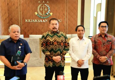 Menhut Raja Juli Antoni Bahas Koordinasi Penegakan Hukum di Kejagung