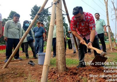 Sudin Pertamanan dan Hutan Kota Jakbar Tanam Puluhan Pohon Pelindung