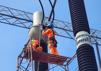 Jelang Siaga Natal dan Tahun Baru, PLN UPT Cirebon Berhasil Mengganti Peralatan di 85 Tower Transmisi