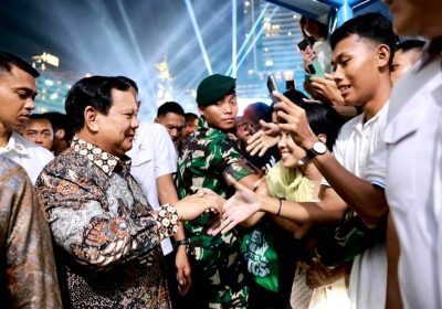 Prabowo Subianto Disambut Warga di Bundaran HI Jakarta Rayakan Tahun Baru