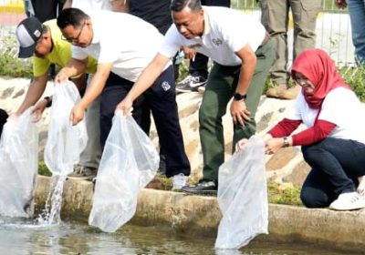 Wali Kota Jaksel Munjirin Tanam Pohon dan Tebar Ikan di Embung Pemuda Srengseng Sawah