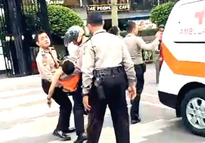 Polisi Bantu Warga yang Pingsan Saat Olahraga di CFD Sudirman