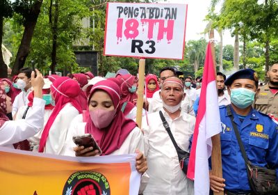 Ribuan Tenaga Honorer Pemda Lombok Timur Geruduk Kantor Bupati