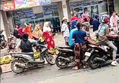 Elpiji 3 Kg Langka Warga Rela Antre Biar Kebagian