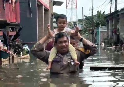 Polri Terjunkan Tim SAR Evakuasi Korban Banjir di Empat Kelurahan Kota Makassar