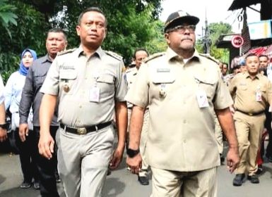 Sehari Usai Dilantik Wagub DKI Rano Karno Meninjau Pengerukan Kali Krukut Jakarta Selatan