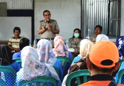 Sudin KPKP Berikan Penyuluhan Pembuatan Peptisida Nabati untuk Tanaman Sayur di Karet Kuningan