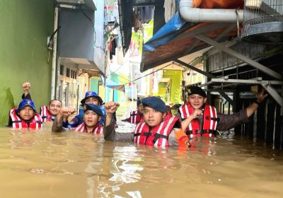 Banjir Capai 2 Meter Brimob Polda Metro Jaya Evakuasi Warga di Kampung Melayu
