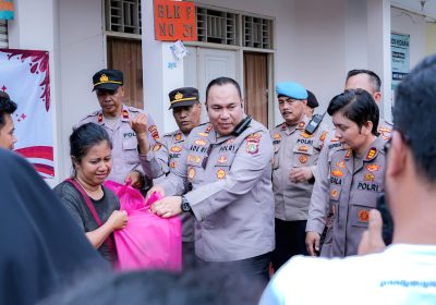 Kapolres Jaksel Terjun Langsung ke Lokasi Banjir Warga Dibantu Sembako