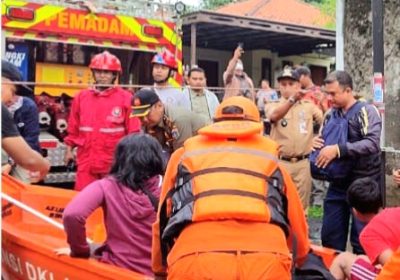 Akibat Banjir Warga IKPN Dievakuasi dari Luapan Kali Pesanggrahan