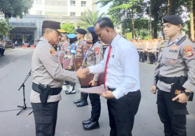 Kapolda Metro Berikan Penghargaan 14 Personel Berprestasi