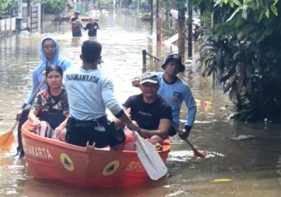 Satuan Kopaska Koarmada I Evakuasi Warga Korban Banjir di IKPN Bintaro