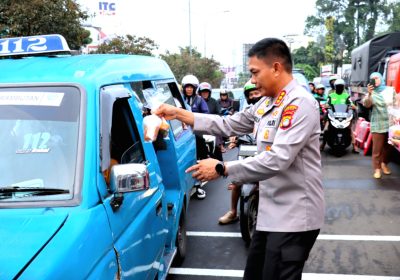 Kapolres dan Ketua Bhayangkari Cabang Metro Depok Bagikan Takjil