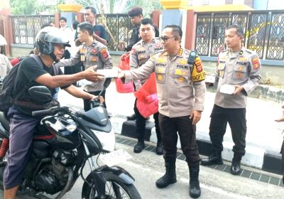 Kapolresta Balikpapan dan Aliansi Mahasiswa Bagikan 500 Takjil untuk Pengguna Jalan di Bulan Ramadan