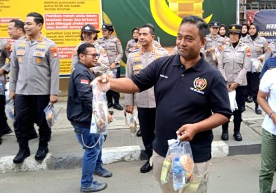 Kapolres Jakarta Barat dan Wartawan Berbagi Takjil