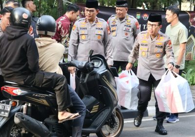 Pererat Ikatan antara Polisi dan Masyarakat, Kapolda Metro Berbagi Takjil dengan Media