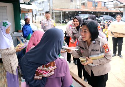 Ditlantas PMJ dan Komunitas Motor Bagikan Takjil dan Buku ke Warga
