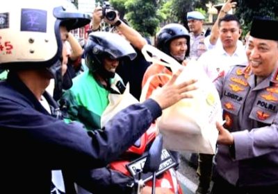 Kapolri Bagikan 2.000 Takjil di Depan Mabes Polri
