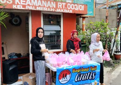 Komunitas Jalan Sehat Berikan Takjil ke Pengguna Jalan