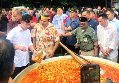 Warga RW03 Palmerah Masak Bersama Wakil Presiden