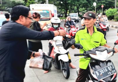 PWI Jakbar dan Aparat Kompak Berbagi Takjil di Jalan Daan Mogot