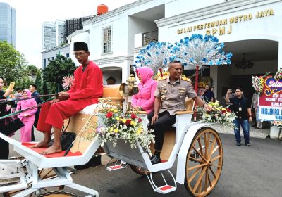 Lepas Jabatan Dirlantas PMJ, Latif Usman Diarak Kereta Kencana