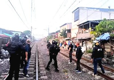 Kampung Bahari Digerebek Polisi Tangkap 9 Orang Sita Sajam dan Narkoba