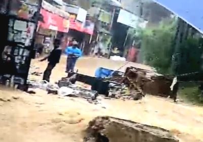 Tanggul Milik SDA DKI Jebol Akibat Luapan Air Kali Sodetan di Jakarta Selatan