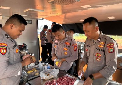 Polda Metro Gelar Dapur Lapangan untuk Pengungsi Kebakaran di Kapuk Muara
