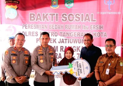Kapolres Metro Tangerang Kota Serahkan Kunci Rumah Warga di Jatiuwung