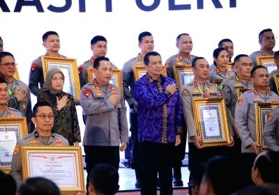 Divisi Humas Polri Raih Zona Integritas Dengan Predikat WBK, Kapolri Beri Penghargaan