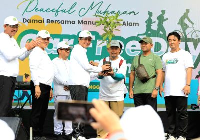 Menag Nasaruddin Umar Bagikan 300 Bibit Pohon di CFD Jakarta Syiar Muharam 1447 H