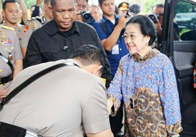 Kapolri Cium Tangan Megawati di Hari Ulang Tahun Meri Hoegeng ke-100