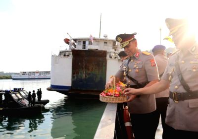 Polda NTB Peringati Hari Bhayangkara Ke-79 Tabur Bunga di Laut Lembar