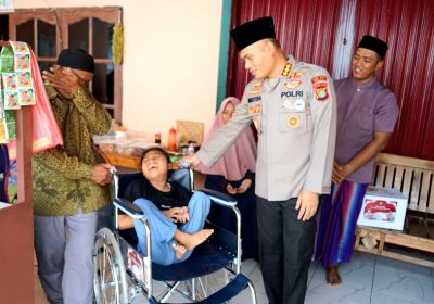 Penyandang Disabilitas Terima Bantuan Kursi Roda dari Kapolres Metro Bekasi