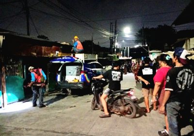 Warga Jalan Warudoyong Panik Kabel Tiang Listrik Terbakar