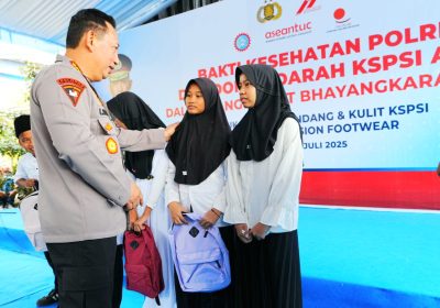 Baktikes Polri dan Donor Darah Kapolri Serahkan Santunan  ke Anak Yatim Piatu dari Keluarga Buruh