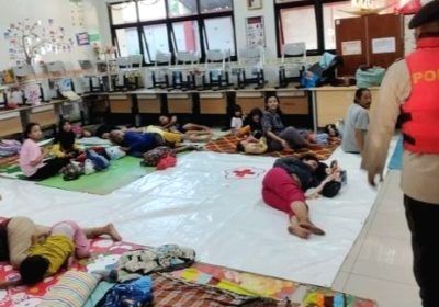 Banjir melanda Kebon Pala Jaktim Puluhan Warga Mengungsi Dibantu Polisi