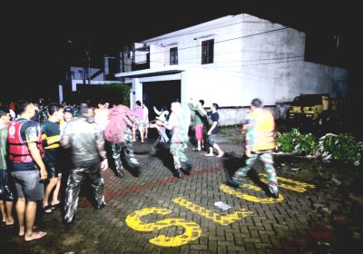 Jajaran Korem 162/WB Bergerak Cepat Bantu Evakuasi Korban Banjir di Mataram