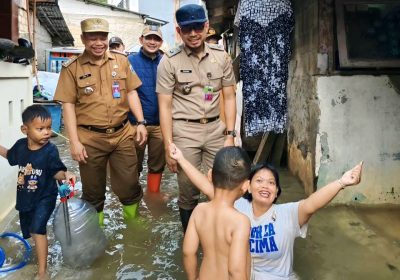 Banjir di Kolong Tol Kembangan Lurah dan Camat Imbau Pengendara Cari Jalan Alternatif