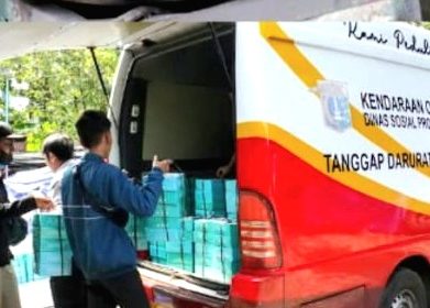 Sudin Sosial Jaksel Distribusikan Ribuan Kotak Makanan untuk Warga Terdampak Banjir