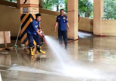 Personel Gabungan Bersihkan Gedung Parkir Wali Kota Jaktim