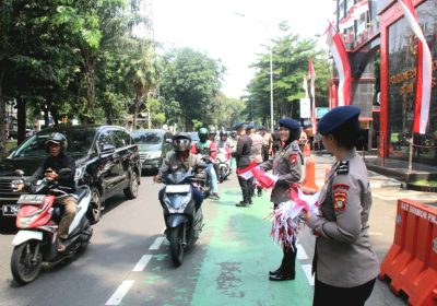 Brimob Polda Metro Bagikan 5.000 Bendera Merah Putih ke Masyarakat