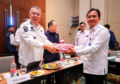 Peringati HUT ke-80 RI,  Pemkot Tangsel Bagikan Ribuan Bendera Merah Putih