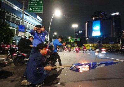Massa Bakar Bendera Partai di Bunderan Tugu Tani
