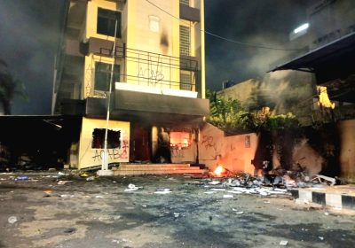 Potret Sabtu Dinihari Polres Jaktim dan Sejumlah Mobil Dibakar Massa