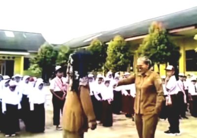 Viral, Kepsek Hendak Mencekik Murid SD Saat Upacara Bendera di Lampung