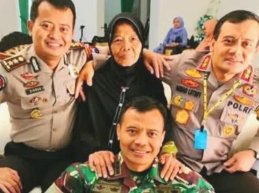 Ibu Penjual Pecel Berhasil Antar Tiga Anaknya Menjadi Abdi Negara, Dua Jenderal TNI-Polri, Satu Perwira Polisi