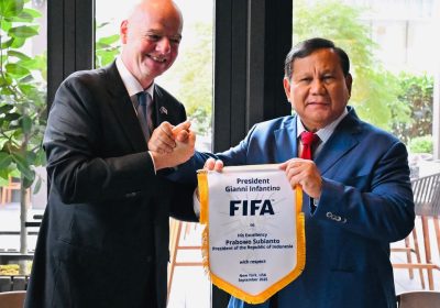 Presiden Prabowo dan Presiden FIFA Gianni Infantino Bertemu di New York, Prabowo Menerima Bola dan Piagam FIFA