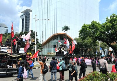 Buruh Demo di Jalan Medan Merdeka Selatan, Ratusan Brimob Berjaga di Lokasi